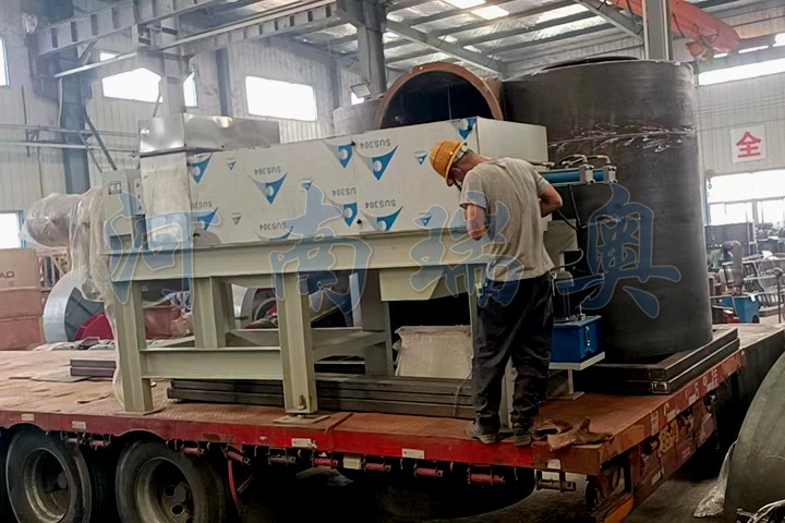 連續(xù)出貨第二批羅漢果渣烘干機(jī)物資裝車(chē)發(fā)貨現(xiàn)場(chǎng)